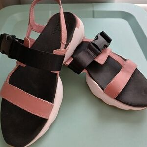 SOREL PINK AND BLACK  KINETIC SANDAL